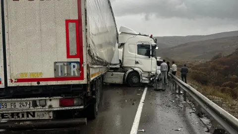 Erzurum’un Aşkale ilçesinde zincirleme trafik kazası: 3 araç birbirine girdi