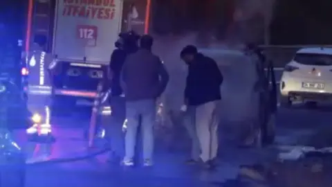 Ataşehir’de seyir halindeki hafif ticari araç yandı