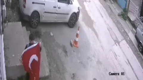 İzmir’de gencin bayrak duyarlılığı kamerada