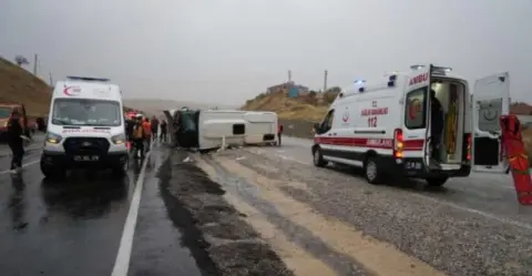 Kırıkkale’de Servis Midibüsü Devrildi: 1’i Ağır 15 İşçi Yaralandı