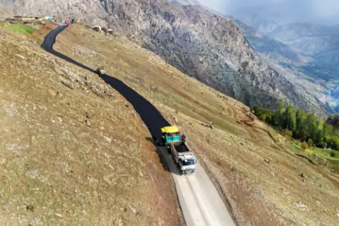 Van'ın Uzak Köylerine Sıcak Asfalt Çalışması Başladı