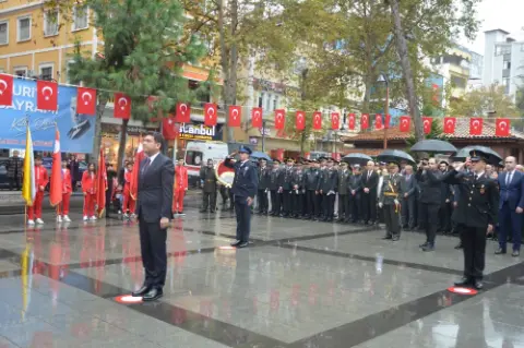 Cumhuriyet Coşkusu çelenk Töreniyle Başladı