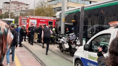 Tramvay yayalara çarptı! 1 ölü, 1 yaralı var