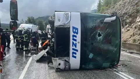 Isparta-Antalya kara yolunda kaza: Yolcu otobüsü devrildi: 1 ölü, 7 yaralı!