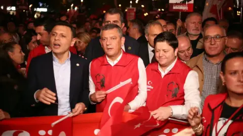 Yurttaşlar'Cumhuriyet Yürüyüşüne' başladı: Özgür Özel de katıldı