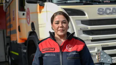 23 saat oğlunu enkazda bekledi: İzmirli anne şimdi umut oluyor