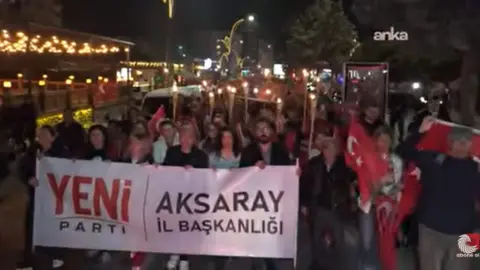 YENİ Parti Aksaray'da gençlerle Cumhuriyet'in 103. yılı için fener alayı düzenledi
