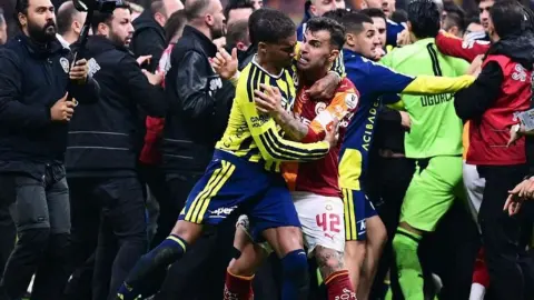 Galatasaray-Fenerbahçe derbisinin cezaları açıklandı