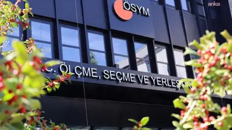 ÖSYM Başkanı Ersoy, Yükseköğretim Kurumları Sınavı'nın (2027-YKS) 19-20 Haziran'da yapılacağını, sınava başvuruların 4 Şubat-2 Mart tarihlerinde alınacağını bildirdi