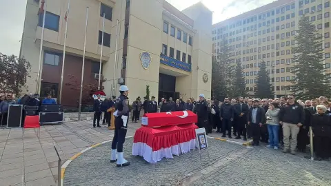 Eski Bakan Ünal Erkan için Emniyet Genel Müdürlüğü'nde saygı duruşunda bulunuldu