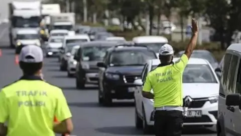 İstanbul trafiği haftanın ilk iş gününde sabah saatlerinde yüzde 65 yoğunluğa ulaştı