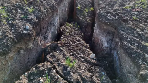 Yozgat’ta korkutan görüntü: Tarlada derin yarıklar ve çökmeler oluştu