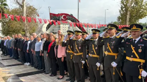 Cumhuriyet Coşkusu çelenk Töreniyle Başladı