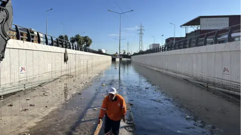 Mersin’de sağanaktan etkilenen alanlarda temizlik ve tahliye çalışması yapılıyor