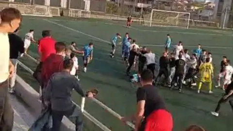 Karabük’te U17 maçında ortalık karıştı: Karşılaşma tatil edildi