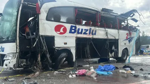 Burdur'da yolcu otobüsü devrildi! Tünel yakınında dehşet: Bir can kaybı, 9 yaralı