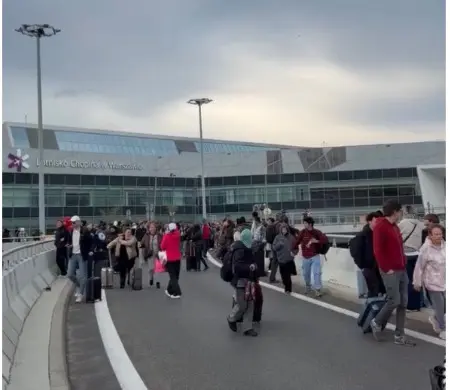 Varşova Havalimanı'nda şüpheli paket alarmı!