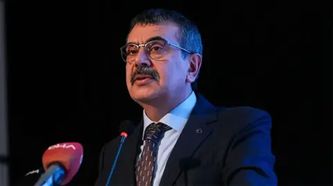 Yusuf Tekin'den Özgür Özel'e nikâh daveti