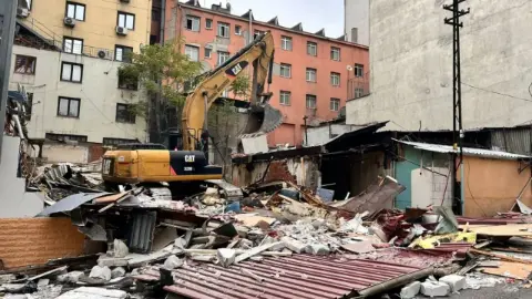 Ankara’da asayiş ve güvenlik yönünden uygun bulunmayan 3 işletme yıkıldı