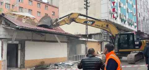 Ankara Altındağ'da riskli eğlence mekanı ve 2 büfe tahliye edilip yıkıldı