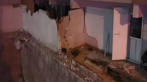 Bahçelievler'de inşaatın istinat duvarı yıkılınca 20 daire tahliye edildi
