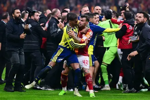 Galatasaray-Fenerbahçe derbisi sonrası futbolcular kavga etti