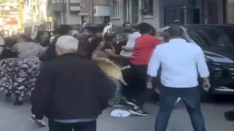 Evli olduğunu öğrendiği eski sevgilisini tornavidayla sırtından yaraladı
