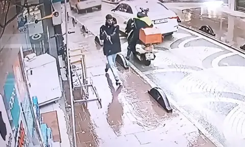 Şehrin en işlek caddesinde tüfekle rastgele ateş açtı, 4 kişi yaralandı