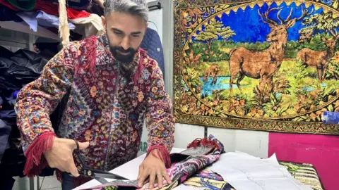 Eski duvar halılarıyla modaya yön veriyor