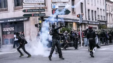 Fransa, yarınki protestolar için 70 bin polis ve jandarma görevlendirecek