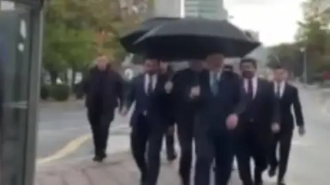 İçişleri Bakanı Mustafa Çiftçi Ankara'da yağmur altında şemsiyesiyle Bakanlığa yürüdü