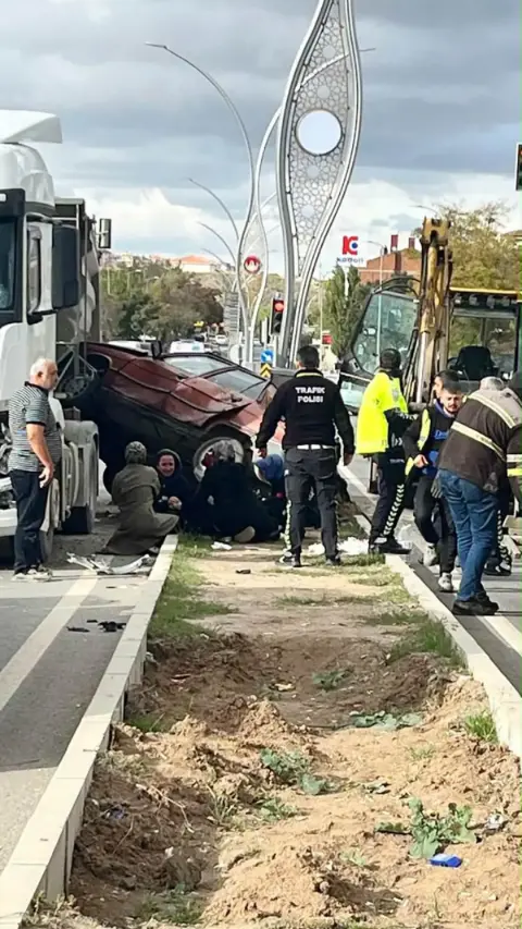 Ankara'nın Polatlı ilçesinde iki aracın çarpıştığı kazada 2'si ağır 5 kişi yaralandı