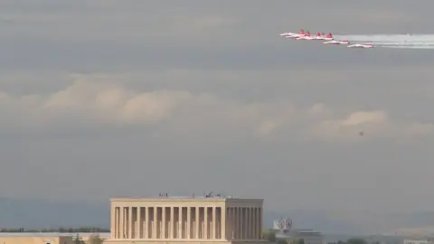Türk Yıldızları 29 Ekim öncesi Anıtkabir uçuşu için Ankara'da prova yaptı