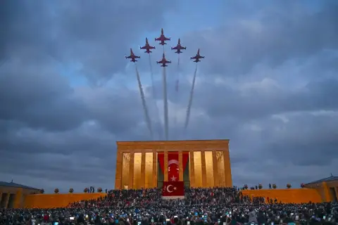 Türk Yıldızları’nın Anıtkabir’deki saygı uçuşu görüntüleri paylaşıldı