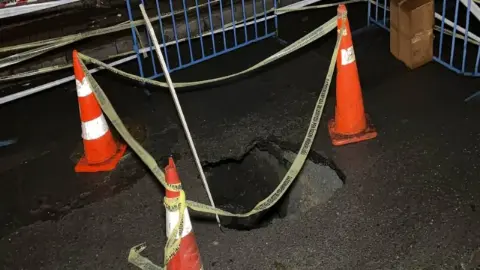 Gaziosmanpaşa'da sağanak sonrası yolda çökme meydana geldi