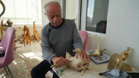 Emekliliğinin ardından ağaç köklerinden 750 eser yaptı
