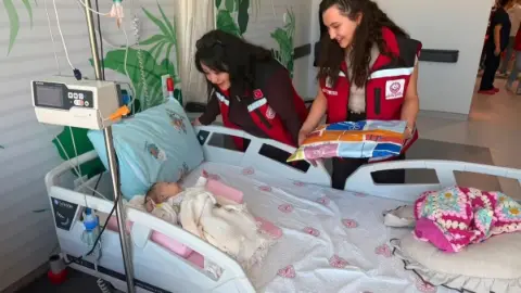 Niğde’de çocuklar tedavi gören akranlarına hediyelerle moral verdi