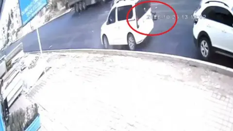 Nusaybin’de park halindeki araçtan inen çocuğa otomobil çarptı