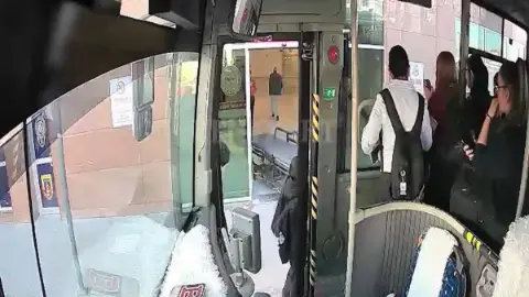 Niğde’de Otobüste Fenalaşan Öğrenci Hastaneye Yetiştirildi