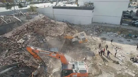 Pursaklar’daki Yıkımda Çöken Molozun Altında Kalan Kepçe Çıkarıldı