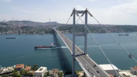 Köprü ve otoyolların 30 yıllık işletme hakkı paketlerle devredilecek