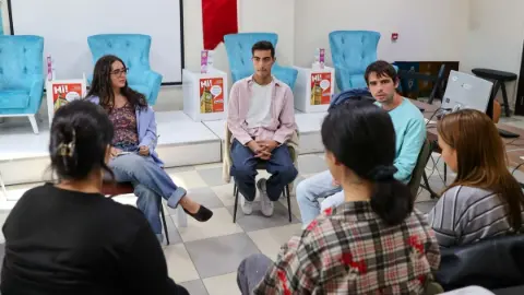 Buca’da Gençler İçin İngilizce Konuşma Kulübü Faaliyetleri Sürüyor