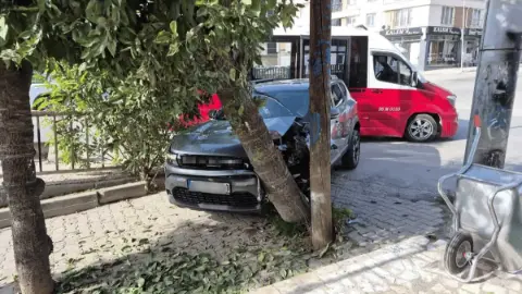 Eskişehir Ertuğrulgazi’de otomobil dolmuşa ve ağaca çarptı