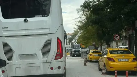 Şair Fuzuli Caddesi’nde inşaat çalışması trafiği durma noktasına getirdi