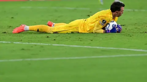 Muslera Deplasmanda Korkuttu: Sahada Fenalaştı Ama Maçı Tamamladı