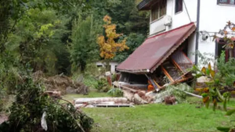 Şile’de Sağanak Yağış Sonrası Sel Yolları Kapatıp Evlere Hasar Verdi