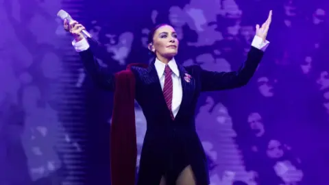 Sıla Harbiye’de 20 yıllık müzik yolculuğunu hayranlarıyla kutladı