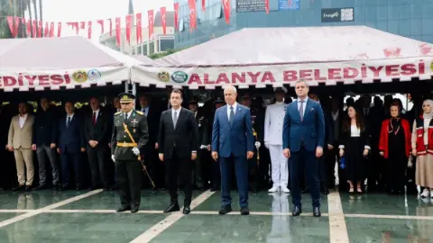 Alanya'da Cumhuriyet Bayramı Kutlamaları Çelenk Sunumuyla Başladı