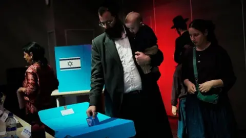 İsrail Seçiminde Hükümet Bilmecesi: Hiçbir Blok Çoğunluğu Sağlayamadı
