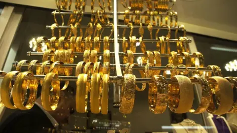Altın fiyatları küresel baskıyla düştü: Gram altın 6 bin 452 TL